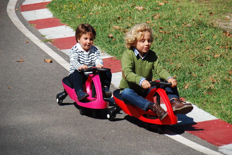 Disfruta viendo como organizan carreras por el parque con sus Didicar Original. Se divertirán un montón con sus amigos.